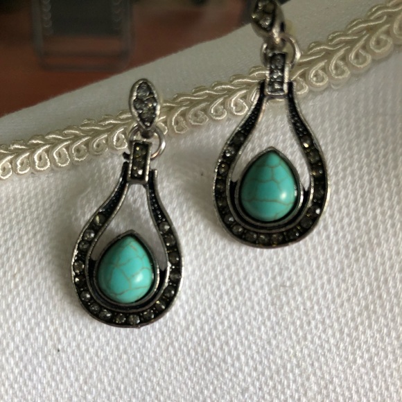 Avon brand turquoise necklace and matching earrings. - Picture 3 of 5